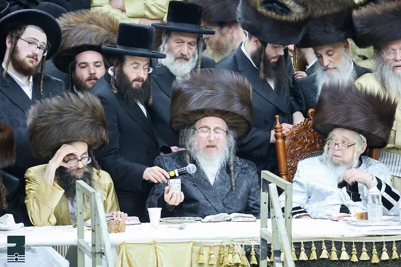 טעקע:אם חותנו בחתונה.jpg