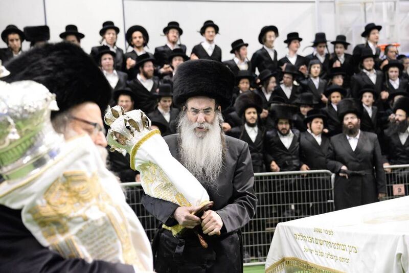 טעקע:האדמור מאלכסנדר בריקוד בהקפות שניות.jpg